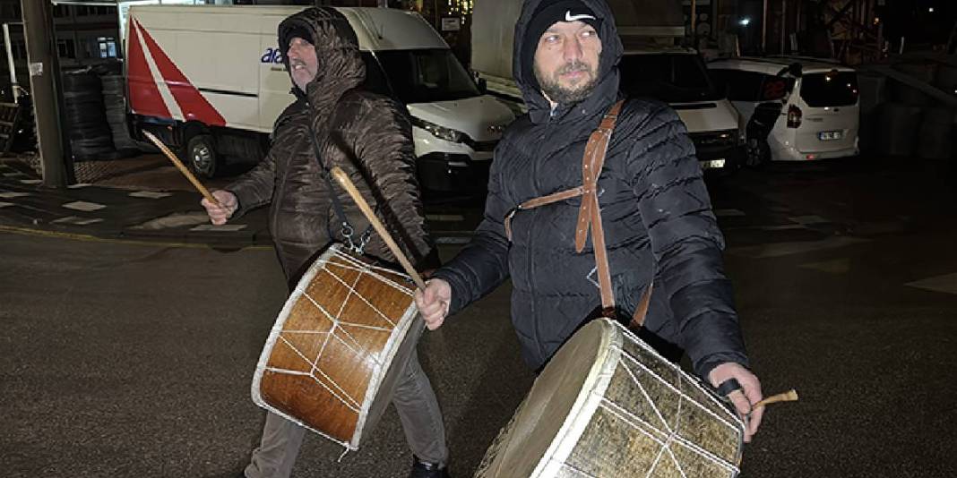 Geleneksel mesleği baba-oğul yaşatıyor: Dede mesleğiyle Ramazanı canlandırıyorlar 2